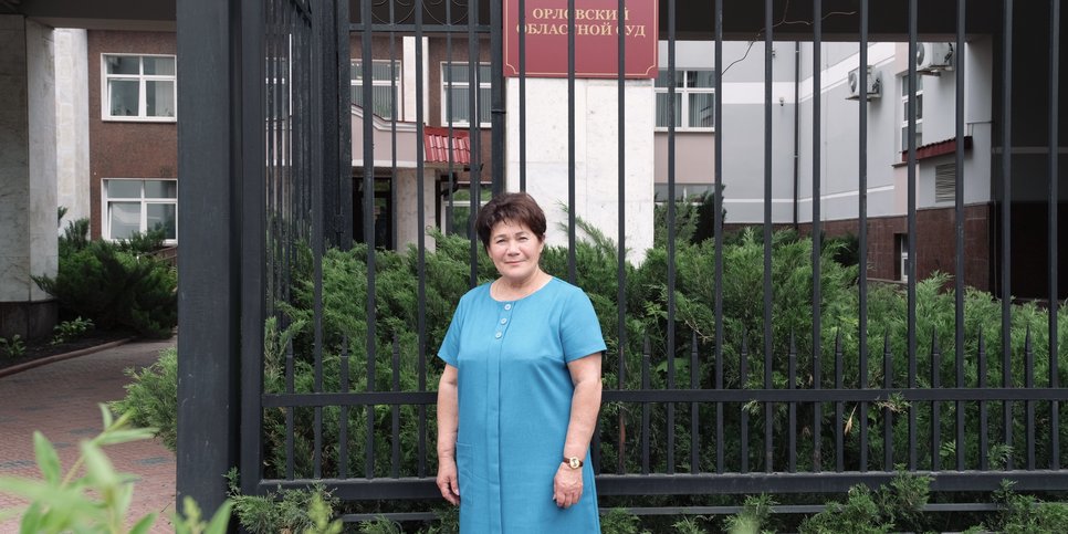 Tatyana Piskareva in der Nähe des Bezirksgerichts, wo am 16. Mai 2024 über ihre Berufung verhandelt wurde
