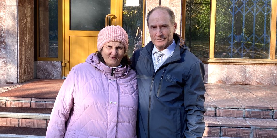 Aleksandr and Svetlana Seredkin in front of the courthouse, Novosibirsk, 2022