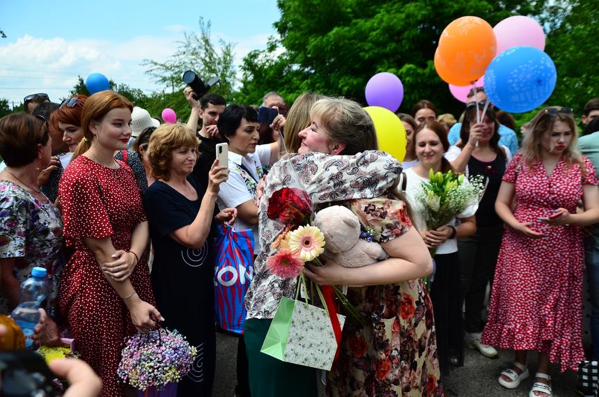 Olga Ivanovan ystävät toivottavat hänet tervetulleeksi vapautumisensa jälkeen