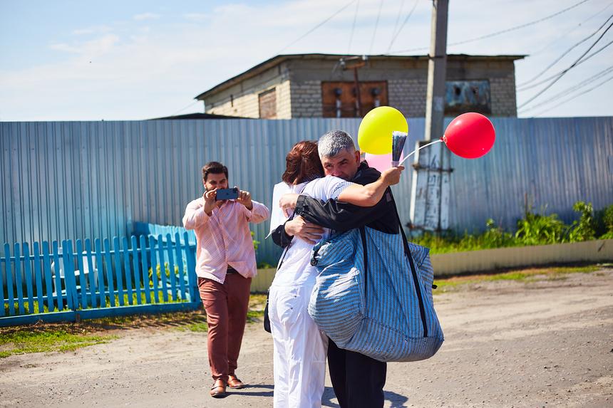 Natalia Koroleva se encuentra con Aleksandr a la salida de la colonia, el 14 de junio de 2024