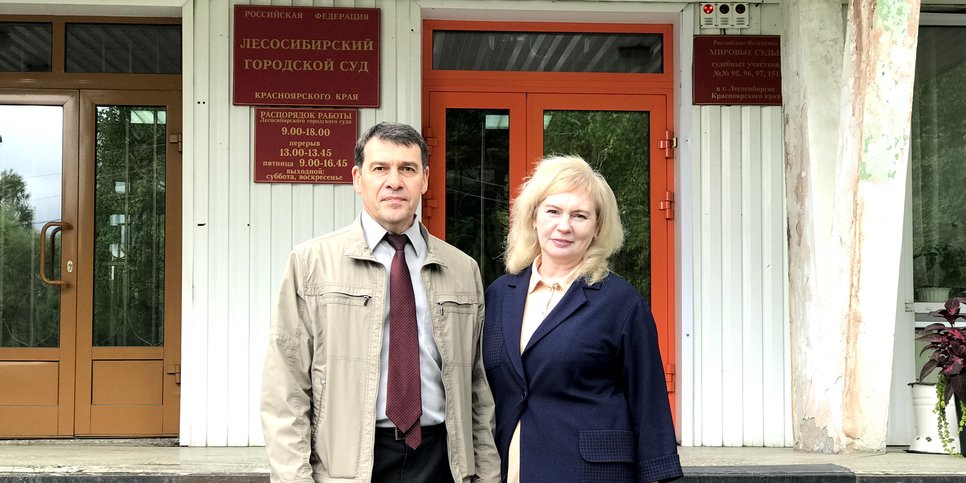 Valeriy und Irina Schitz im Gerichtsgebäude. Juni 2024