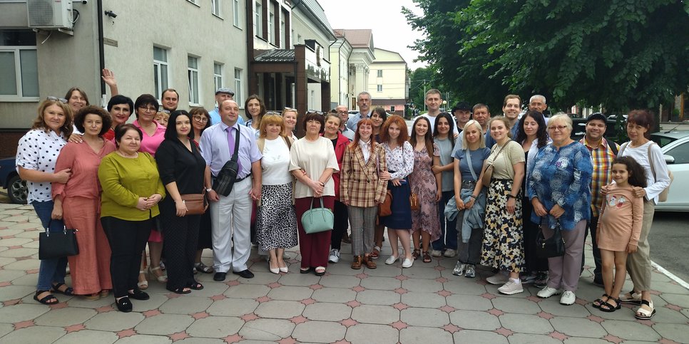 Kirill Guschin, sus seres queridos y amigos cerca de la corte el día de la audiencia de apelación, el 2 de julio de 2024
