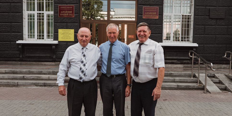 Yuriy Kolotinskiy, Mikhail Reshetnikov et Anatoliy Sarychev près du tribunal du territoire de l’Altaï. 19 juillet 2024