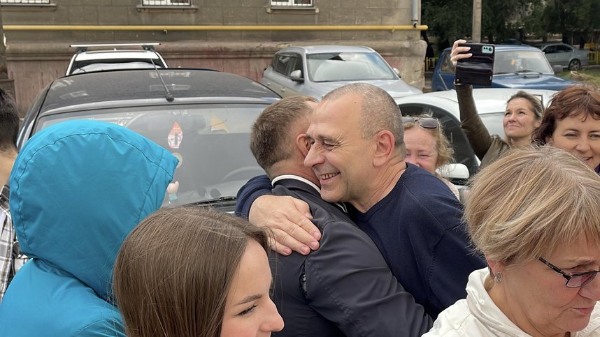 Los amigos apoyaron a Salnikov durante el transcurso del juicio. Foto realizada el 21 de agosto de 2024
