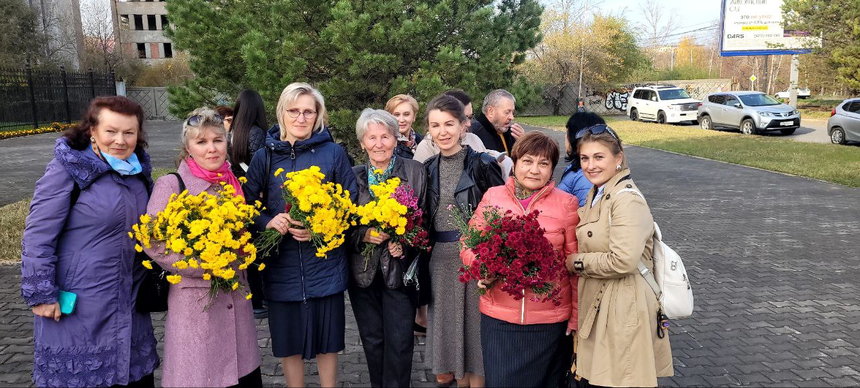 Tatyana Zhuk, Maya Karpushkina and Svetlana Sedova surrounded by friends on the day of the appeal