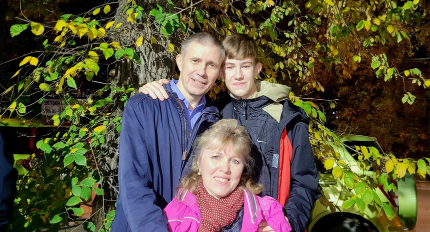 Nikolaï Polevodov, sa femme Tatyana et son fils Ilia après leur sortie du centre de détention provisoire. 10 octobre 2024