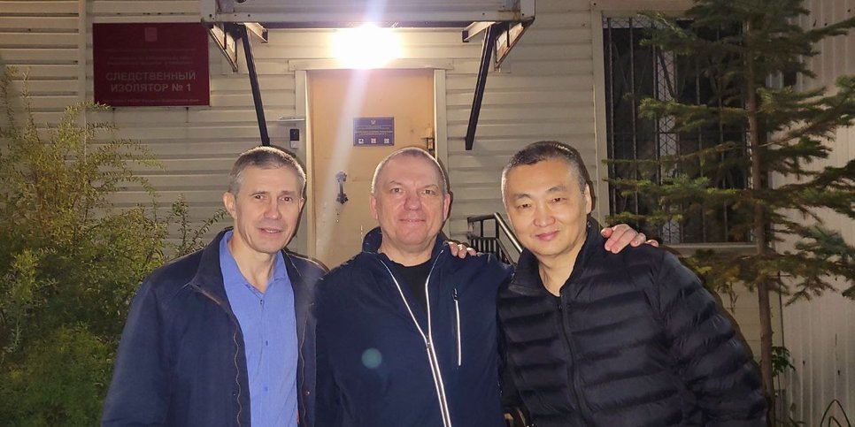 从左到右：尼古拉·波列沃多夫（Nikolai Polevodov）、维塔利·朱克（Vitaliy Juk）和斯坦尼斯拉夫·金（Stanislav Kim）从审前羁押中获释后。10月 10， 2024