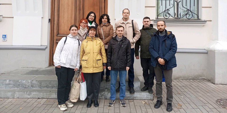 Galina Komissarova com seus amigos em frente ao prédio do Tribunal Regional de Samara