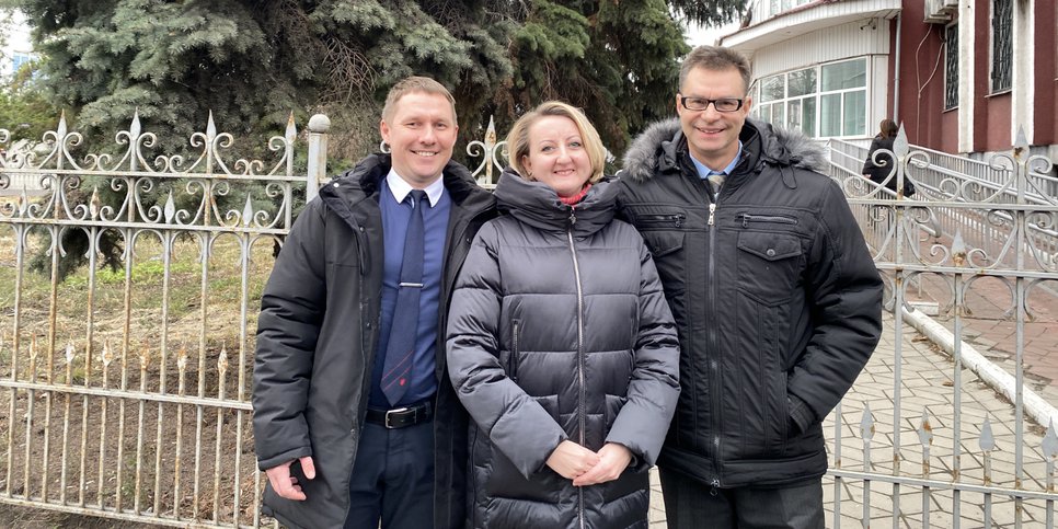 Dmitriy e Oksana Chausov e Nikolay Kupriyansky no dia do veredicto