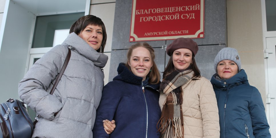 Yekaterina Olshevskaya, Mariya Myasnikova, Kristina Golik e Valentina Yermilova do lado de fora do tribunal um mês antes do veredicto, novembro de 2024