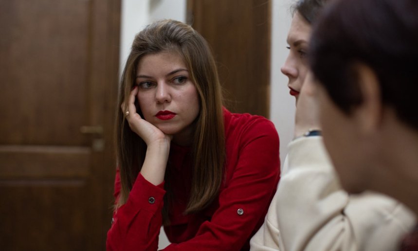 Жена Рината Галина ждет решения кассации в коридоре суда