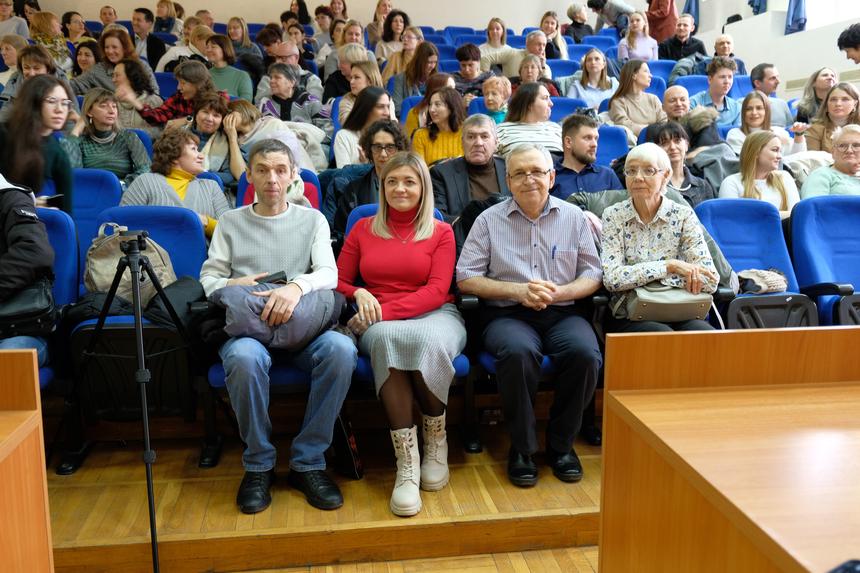 Lelikov mit seiner Familie im Gerichtssaal