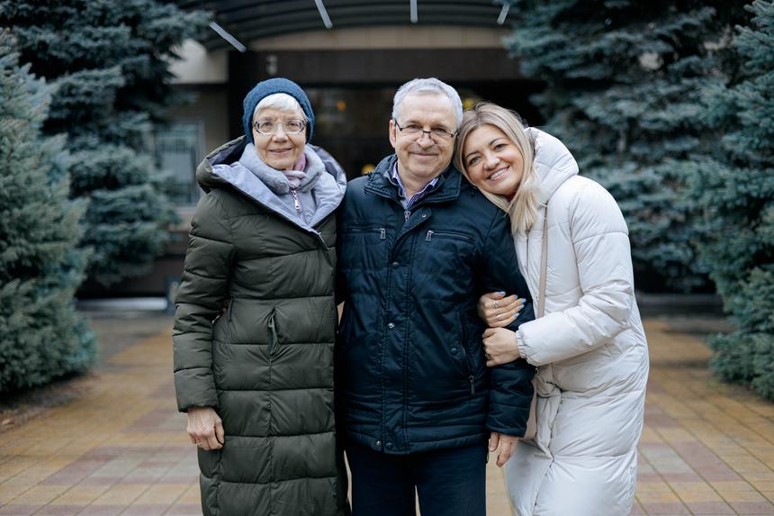 Aleksey Lelikov com sua esposa e filha no dia do veredicto