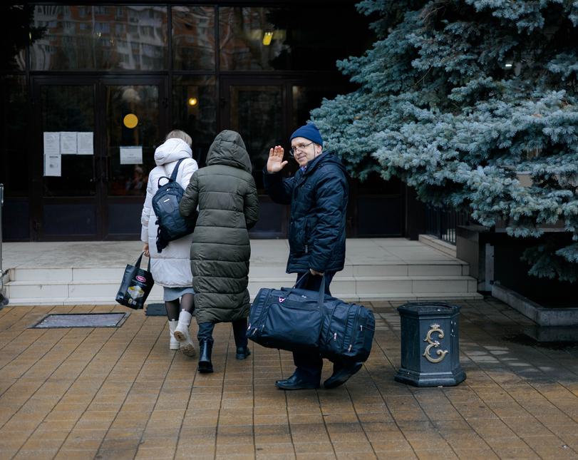 被告、彼の妻、娘は評決の発表に行きます