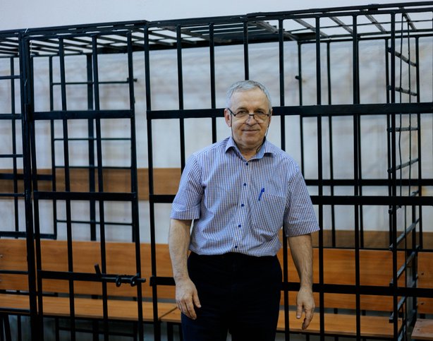 Syytetty oikeussalissa