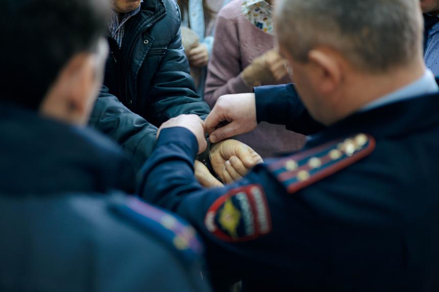 Lelikov nach der Urteilsverkündung in Handschellen gelegt