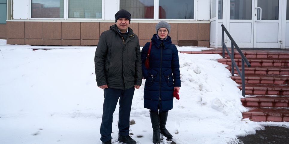 Sergey e Yelena Chechulin no dia do anúncio do segundo veredicto. Fevereiro de 2025