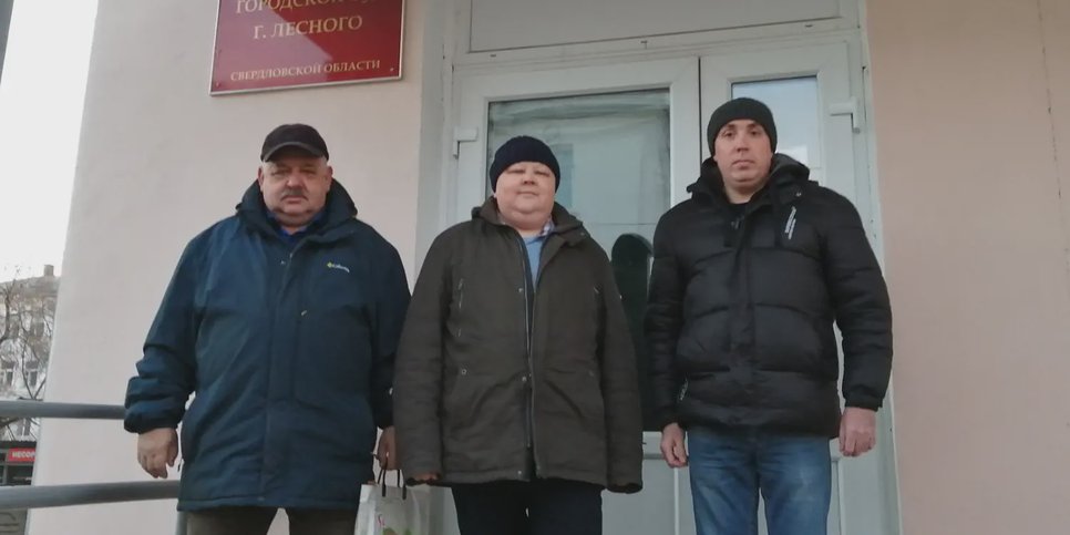 Andrey Bannykh, Andrey Kozhushko und Pavel Loshchinin vor dem Platz. November, 2024