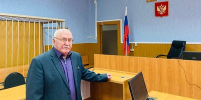 評決が発表された日のオレグ・サクン。2025年3月25日