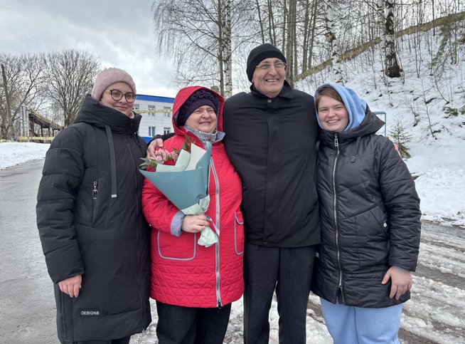 Vladimir Melnik, sua moglie e due delle sue figlie. 9 aprile 2025