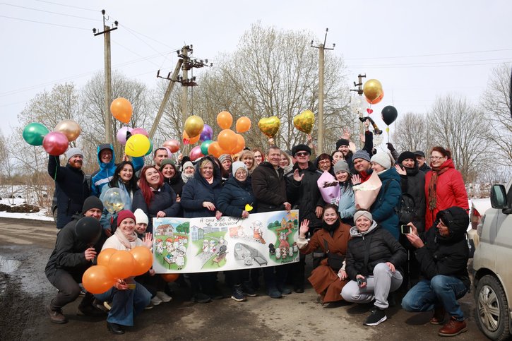 Vladimir Piskarev circondato da amici. 9 aprile 2025