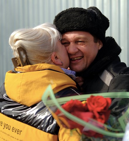 Artur Putintsev abbracciato dalla moglie, Lyudmila. 9 aprile 2025