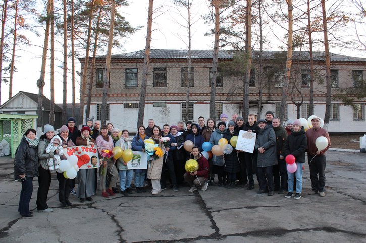 Супруги Голик в окружении друзей и родных