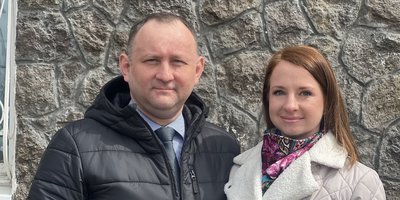 Aleksei Ovchar ja hänen vaimonsa muutoksenhakutuomioistuimen päivänä lähellä Kamtšatkan aluetuomioistuimen rakennusta