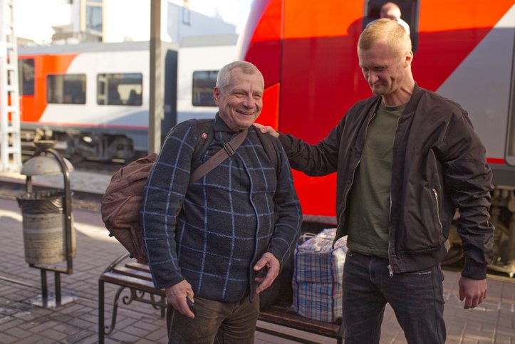 获释三天后，尼古拉回到了家中。在火车站，他的亲戚迎接了他。2025 年 4 月