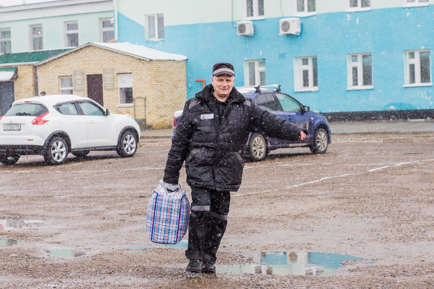 Николай Воищев на фоне исправительного учреждения