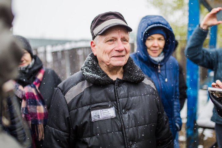 尼古拉·沃伊什切夫 （Nikolay Voishchev） 被他的朋友们包围着