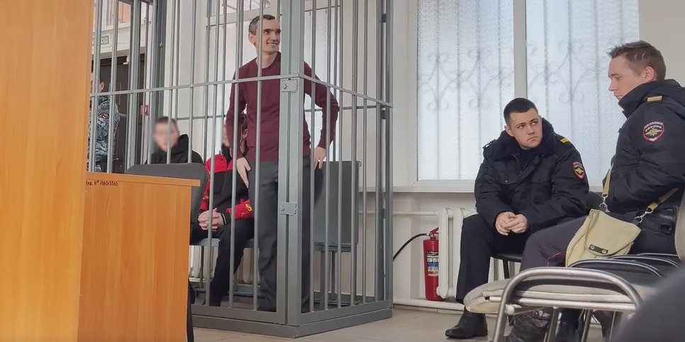 Aleksandr Davydenko häkissä vastaajille tuomiopäivänä. Helmikuu 2025
