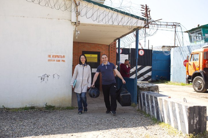 在审前拘留中心的出口处，因维尔·西尤霍夫 （Inver Siyukhov） 遇到了他的姐姐和公设辩护人扎列塔 （Zarieta）。2025 年 4 月