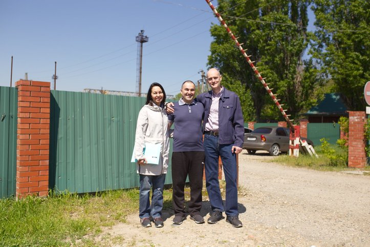 Inver Siyukhov（中）和他的妹妹和她的丈夫。2025 年 4 月