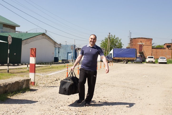 Inver Siyukhov 案中，以审前拘留中心为背景。2025 年 4 月