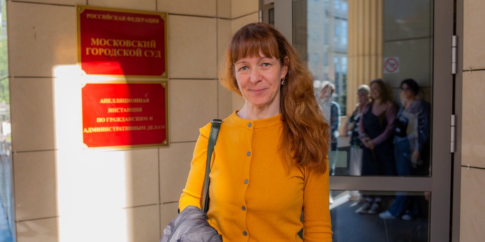 Irina Serebryakova, Aleksandr's wife, and about 40 other people came to the court to support the believer. May 2025
