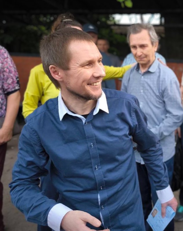 Dmitriy Chavusov dopo essere stato rilasciato dal centro di detenzione preventiva. 26 maggio 2025