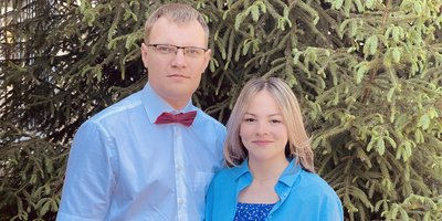 Anton Kuzhelkov vaimonsa Aljonan kanssa