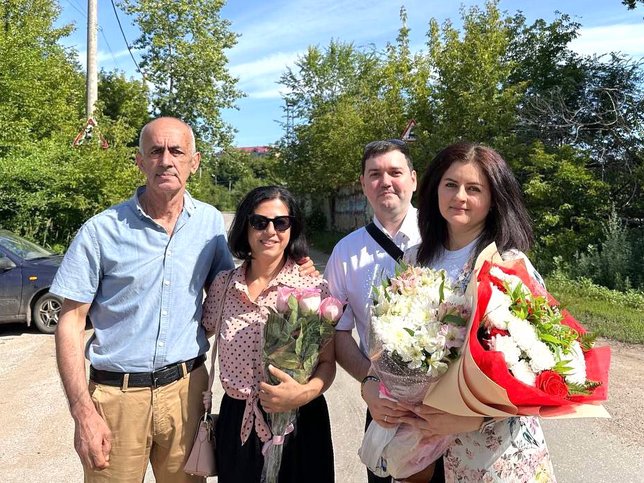  左から右へ:ソナの父と姉、そして夫が、釈放後に彼女と一緒に写真を撮っている。2025年7月発売