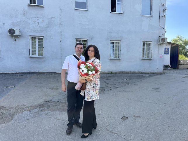 矯正センターの外にいるソナと夫