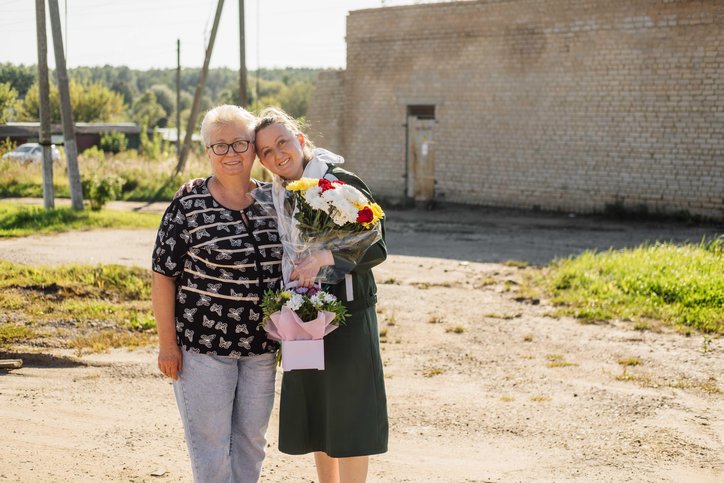 Oksana Chausova con su madre el día de su liberación, 29 de agosto de 2025