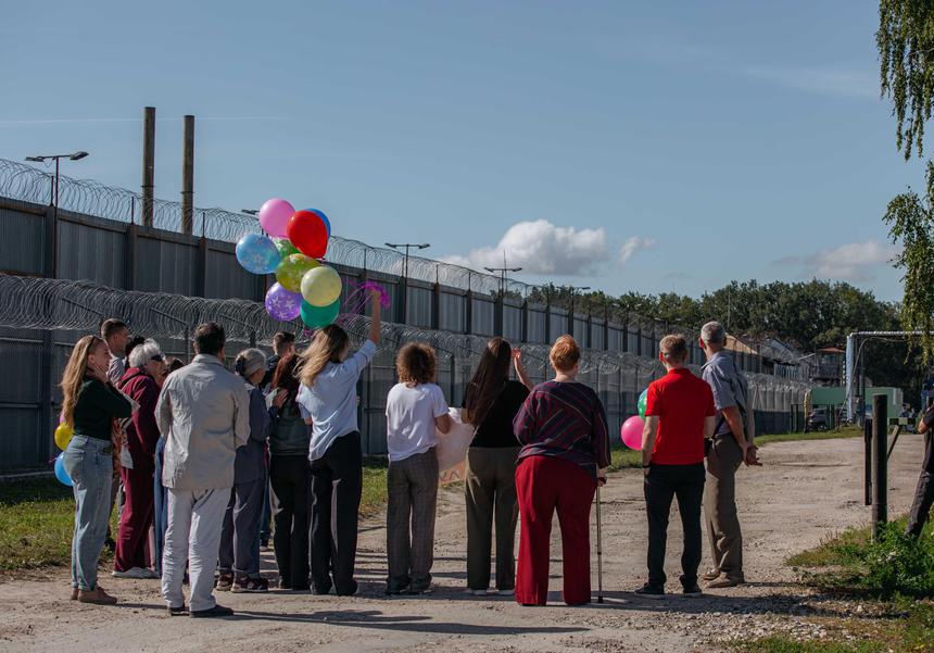 У выхода из колонии Владимира встречают друзья