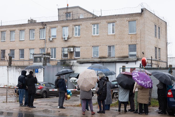 友人たちは流刑地の近くでヴァルダン・ザカリアンを待っています