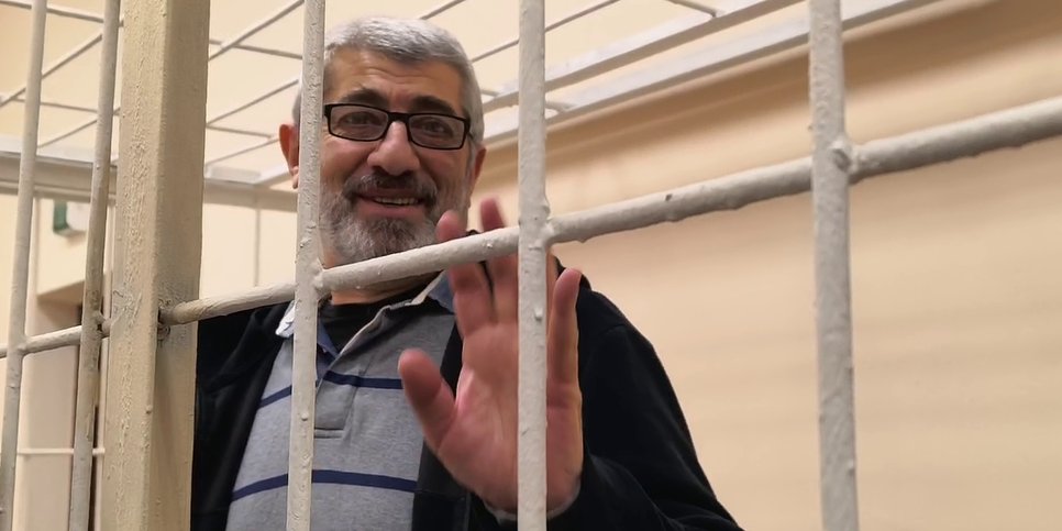Samvel Babayan em uma gaiola durante uma audiência no tribunal, outubro de 2025