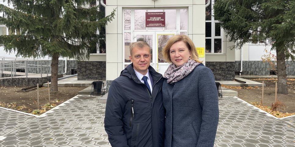 Andrey Sazonov con su esposa, Viktoria, frente a la corte. Octubre 2025