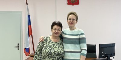Larisa Potapova e Olga Kalinnikova in aula, marzo 2025