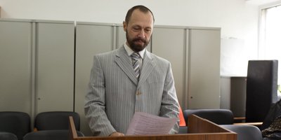 Sergey Dvurechenskiy en la sala del tribunal, diciembre de 2025