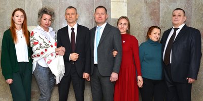 De izquierda a derecha: Aleksey Vasiliyev con su esposa e hija, Anton Bashabaev y Aleksey Yefremov con sus esposas