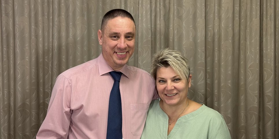 Sergey Melnik com sua esposa após sua libertação, dezembro de 2025