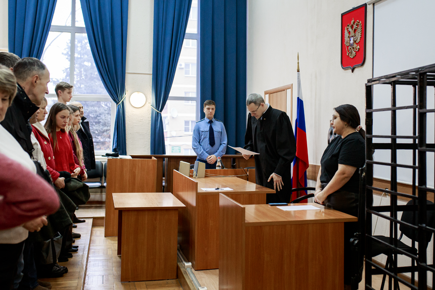 Kuuntelijat, mukaan lukien Anatoliyin sukulaiset, kuuntelevat tuomarin sanoja jännittyneinä. Joulukuu 2025